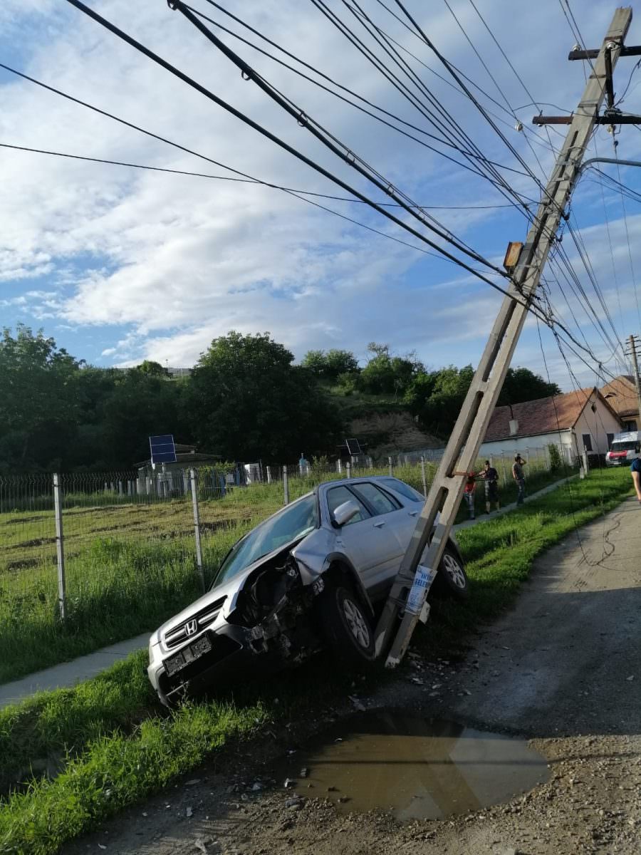 foto un șofer neatent a intrat într-un stâlp de curent la șura mare