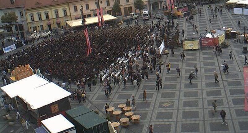 foto momente emoționante la sibiu - peste 2.000 de studenți absolvenți, la ceremonia specială din piața mare