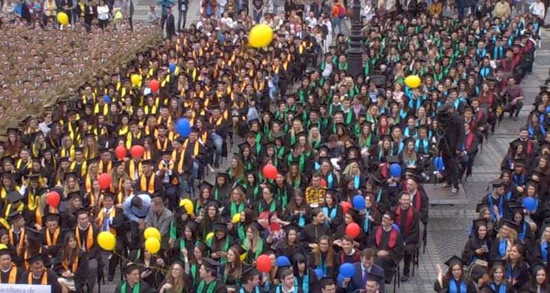 foto momente emoționante la sibiu - peste 2.000 de studenți absolvenți, la ceremonia specială din piața mare