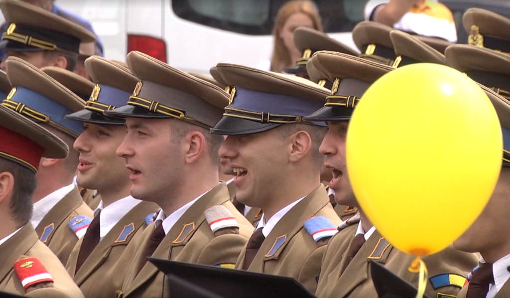 foto momente emoționante la sibiu - peste 2.000 de studenți absolvenți, la ceremonia specială din piața mare