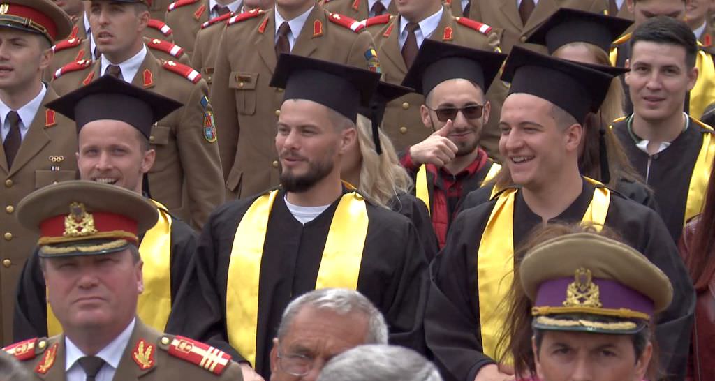 foto momente emoționante la sibiu - peste 2.000 de studenți absolvenți, la ceremonia specială din piața mare