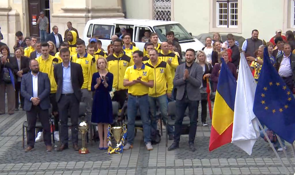 foto momente emoționante la sibiu - peste 2.000 de studenți absolvenți, la ceremonia specială din piața mare