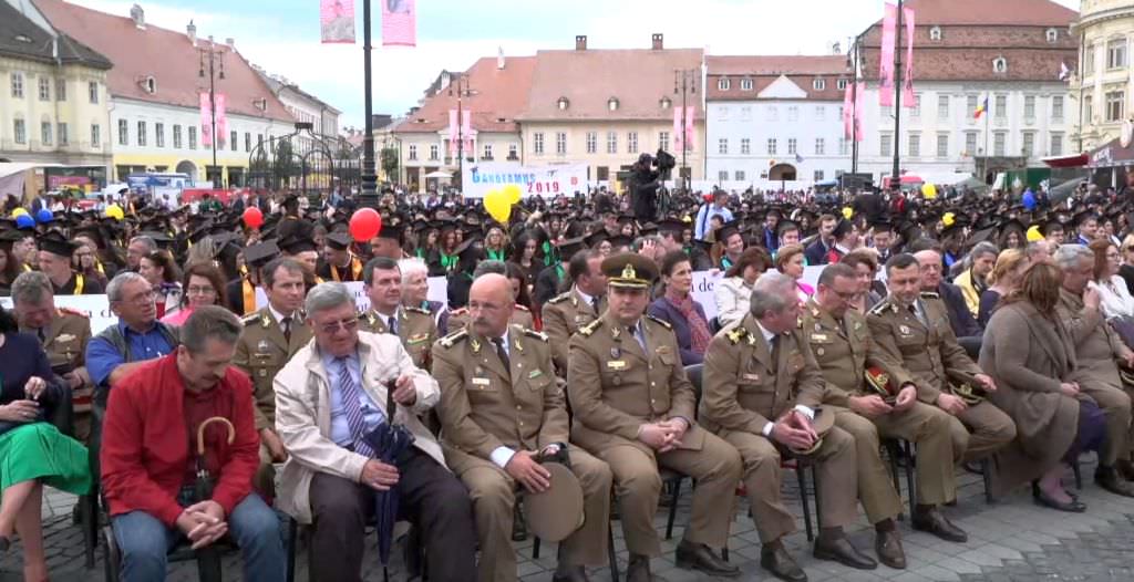 foto momente emoționante la sibiu - peste 2.000 de studenți absolvenți, la ceremonia specială din piața mare