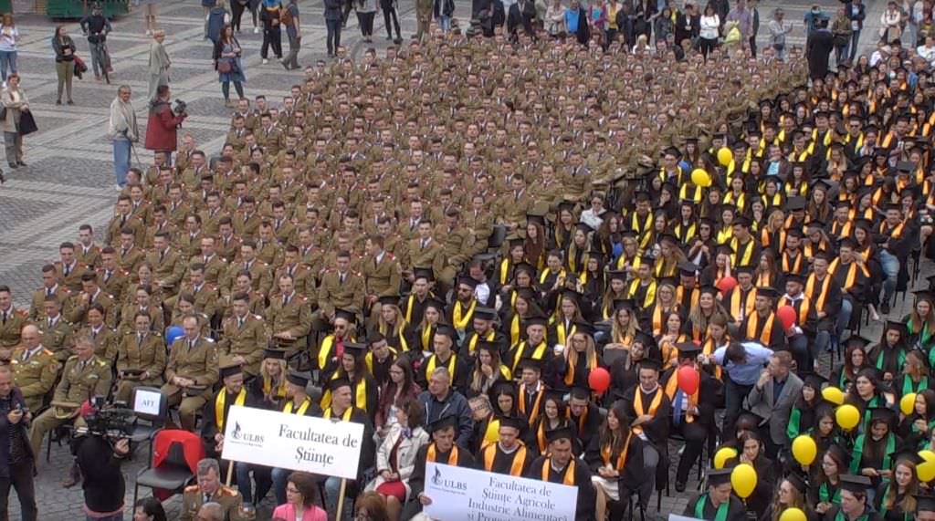 foto momente emoționante la sibiu - peste 2.000 de studenți absolvenți, la ceremonia specială din piața mare