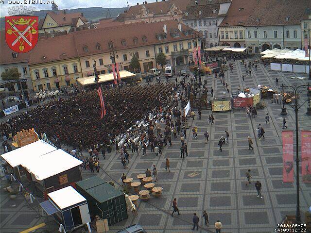 foto momente emoționante la sibiu - peste 2.000 de studenți absolvenți, la ceremonia specială din piața mare