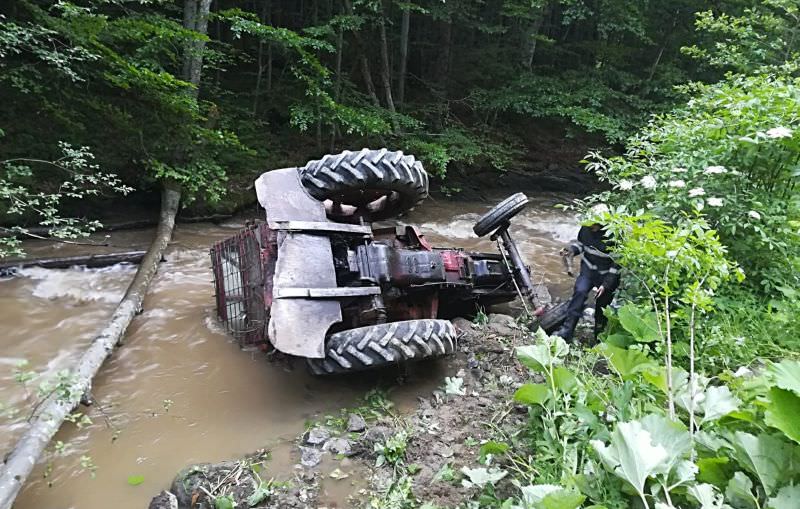 foto moarte tragică pentru un sibian. a fost strivit de tractorul cu care mergea