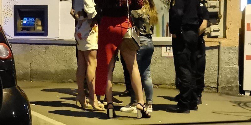 video foto transexuali snopiți în bătaie într-un club de manele din sibiu