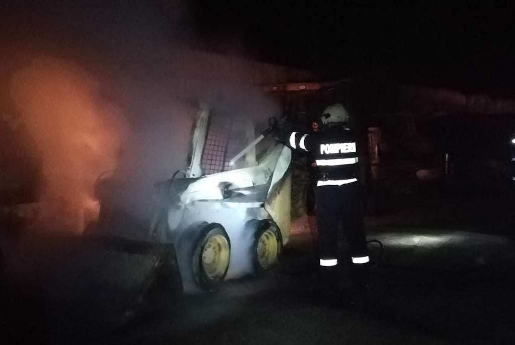 foto incendiu la o fostă fabrică - un utilaj este în flăcări