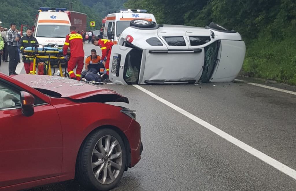 update foto accident cu două mașini și patru victime pe valea oltului