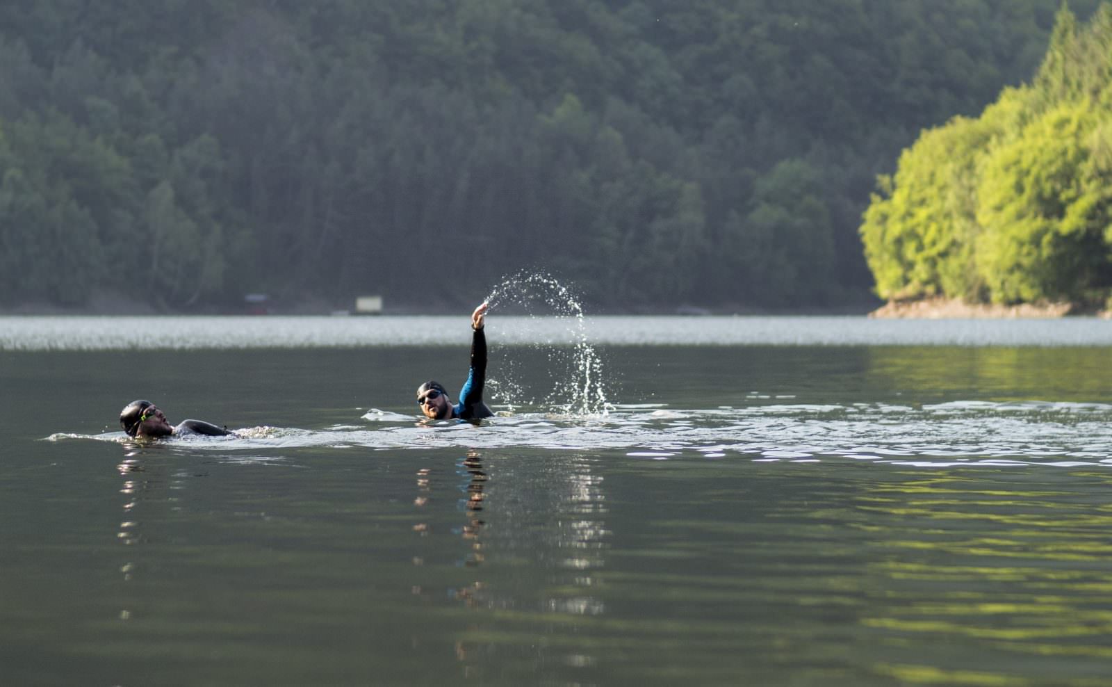 yuppi lake challenge - șapte lacuri străbătute înot pentru a strânge 49.000 de lei pentru copiii bolnavi de cancer, diabet și boli autoimune