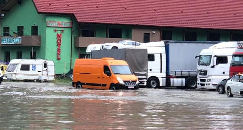 video foto ploaie torențială pe dn 7 - valea oltului. traficul este deviat temporar