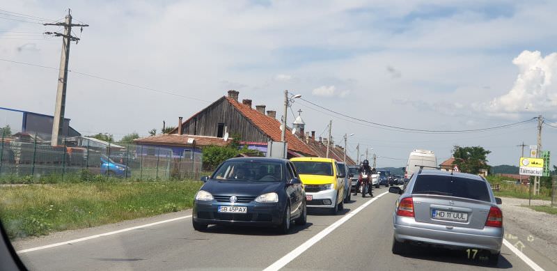 VIDEO FOTO - Trafic infernal pe DN1 și DN7. Se circulă bară la bară de la Șelimbăr la Tălmaciu