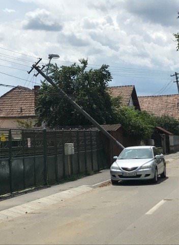 foto video cinci dintr-o lovitură la sibiu - un șofer a dat cu spatele și doborăt stâlpii