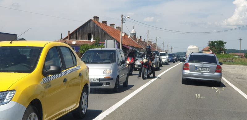 video foto - trafic infernal pe dn1 și dn7. se circulă bară la bară de la șelimbăr la tălmaciu