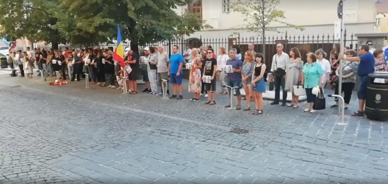 video - momente emoționante în centrul sibiului - zeci de sibieni au aprins candele în memoria fetelor ucise la caracal