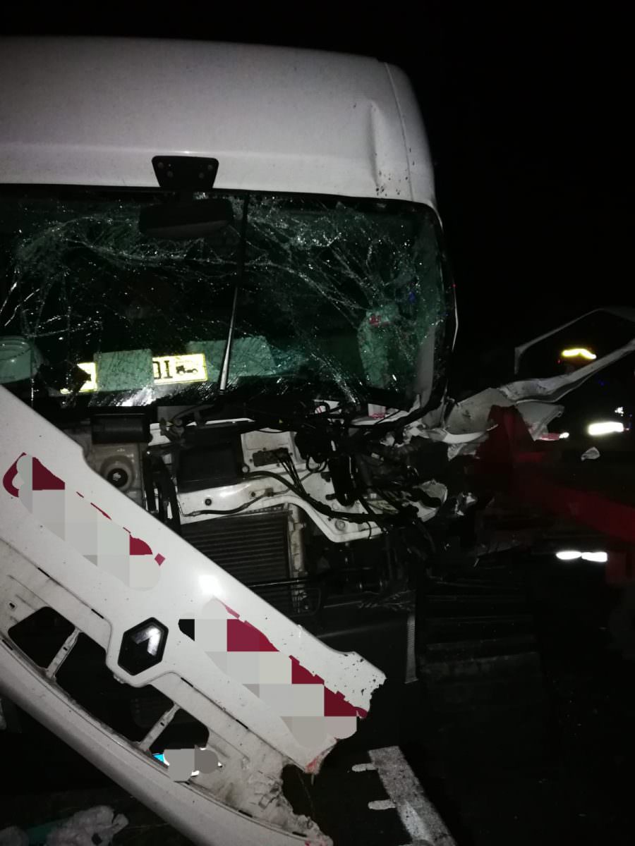 foto accident grav pe dn1 la sibiu - trei tir-uri implicate și un șofer încarcerat