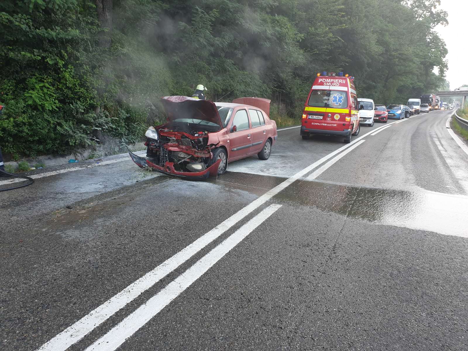 foto accident pe valea oltului - o mașină a luat foc după ce s-a lovit de o stâncă