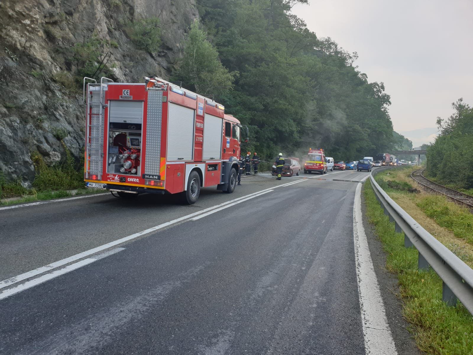 foto accident pe valea oltului - o mașină a luat foc după ce s-a lovit de o stâncă