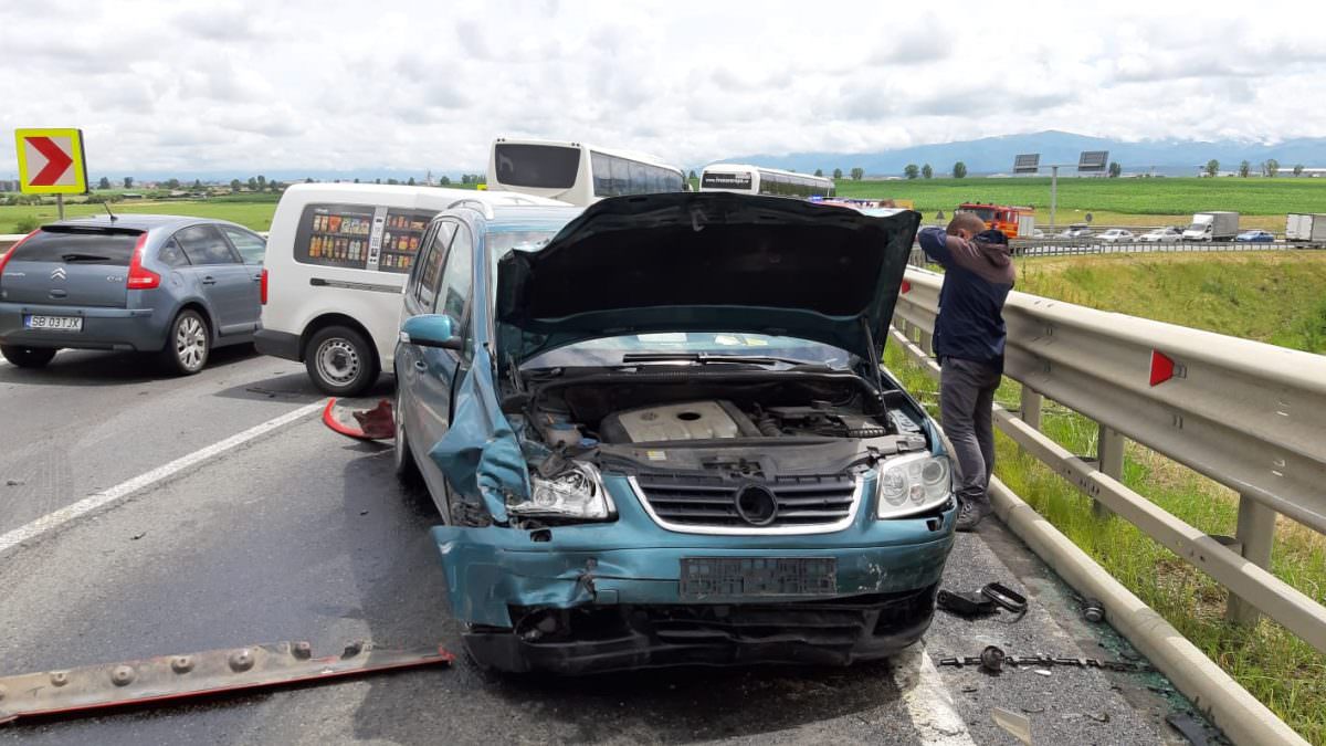 FOTO - Carambol cu trei mașini la Sibiu - Cel puțin doi răniți