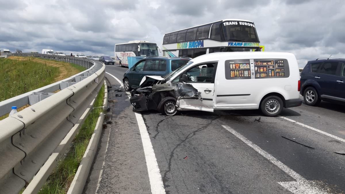 FOTO - Carambol cu trei mașini la Sibiu - Cel puțin doi răniți