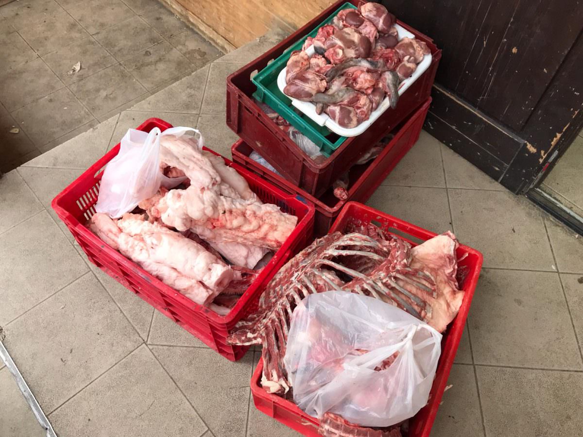 foto razie la vânzătorii de carne și brânză pe dn1 și bâlea - produse depozitate în condiții execrabile