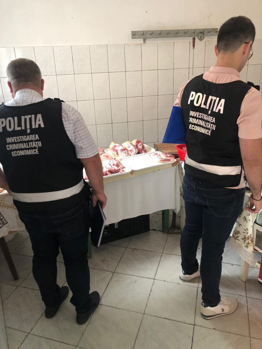 foto razie la vânzătorii de carne și brânză pe dn1 și bâlea - produse depozitate în condiții execrabile