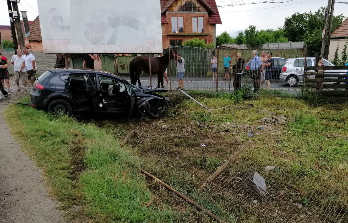 FOTO Accident la Cristian - Cal lovit de o mașină care a trecut prin gardul unei curți