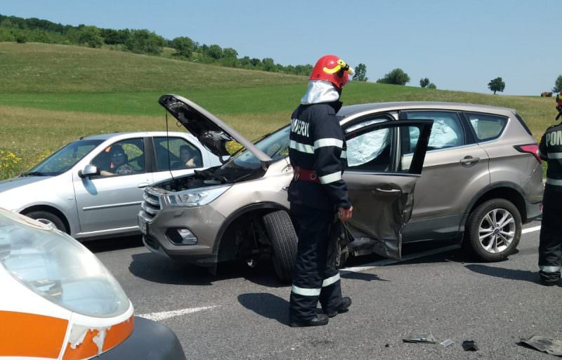 FOTO Trei persoane printre care o fetiță, rănite într-un accident pe DN1 - Un taxi a lovit o altă mașină