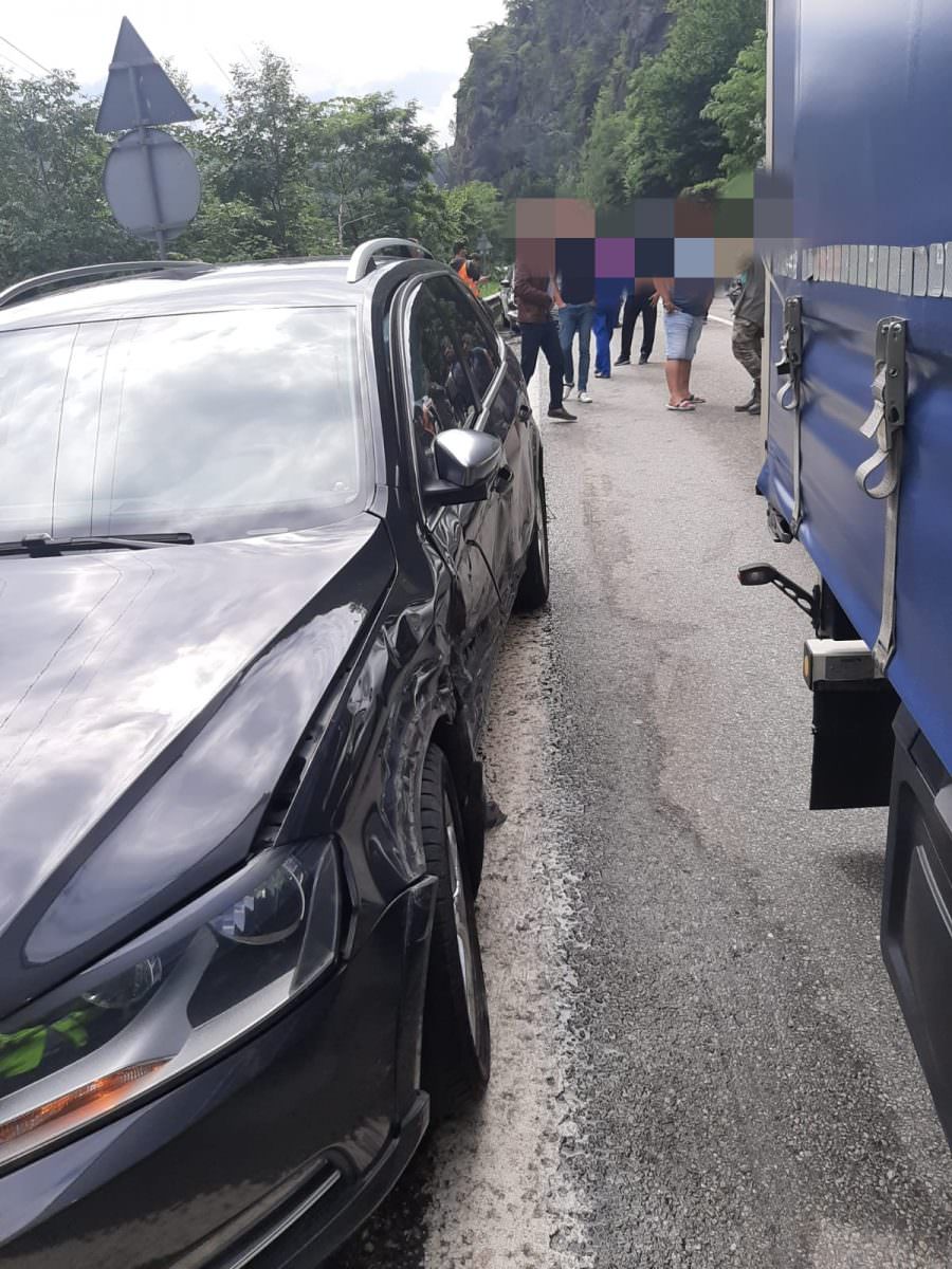 foto accident pe valea oltului - trafic blocat total