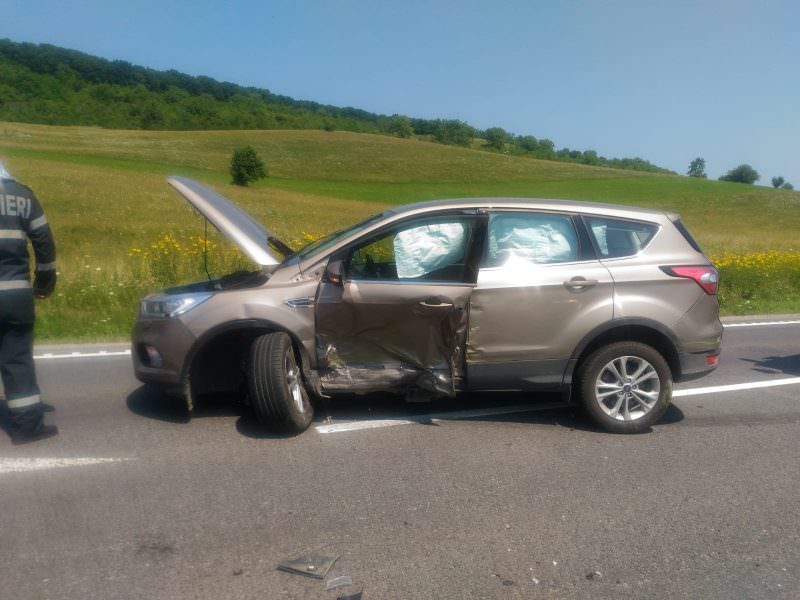 FOTO Trei persoane printre care o fetiță, rănite într-un accident pe DN1 - Un taxi a lovit o altă mașină