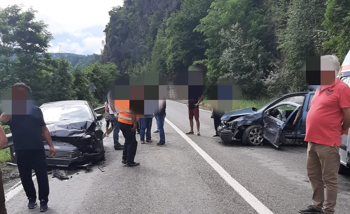 foto accident pe valea oltului - trafic blocat total