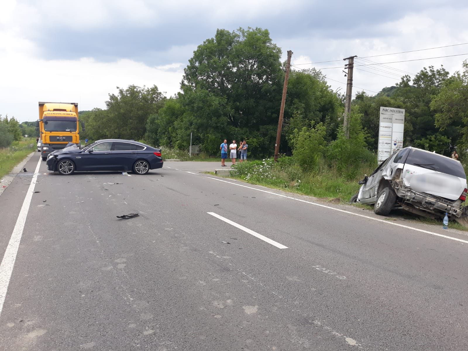 FOTO Accident grav pe DN14 - Două mașini implicate