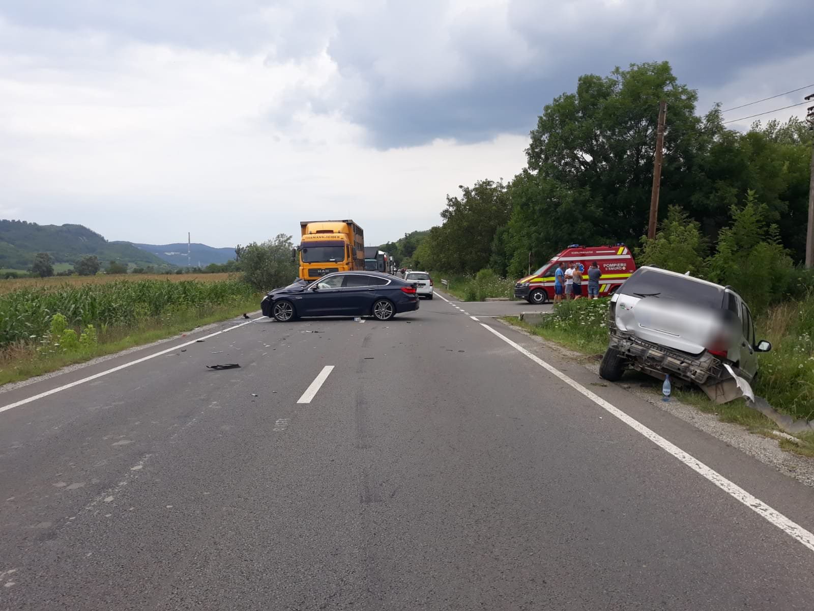 foto accident grav pe dn14 - două mașini implicate