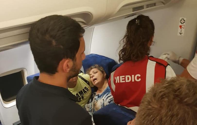 video scene șocante într-un avion tarom - călători leșinați și evacuare brutală a unor pasageri