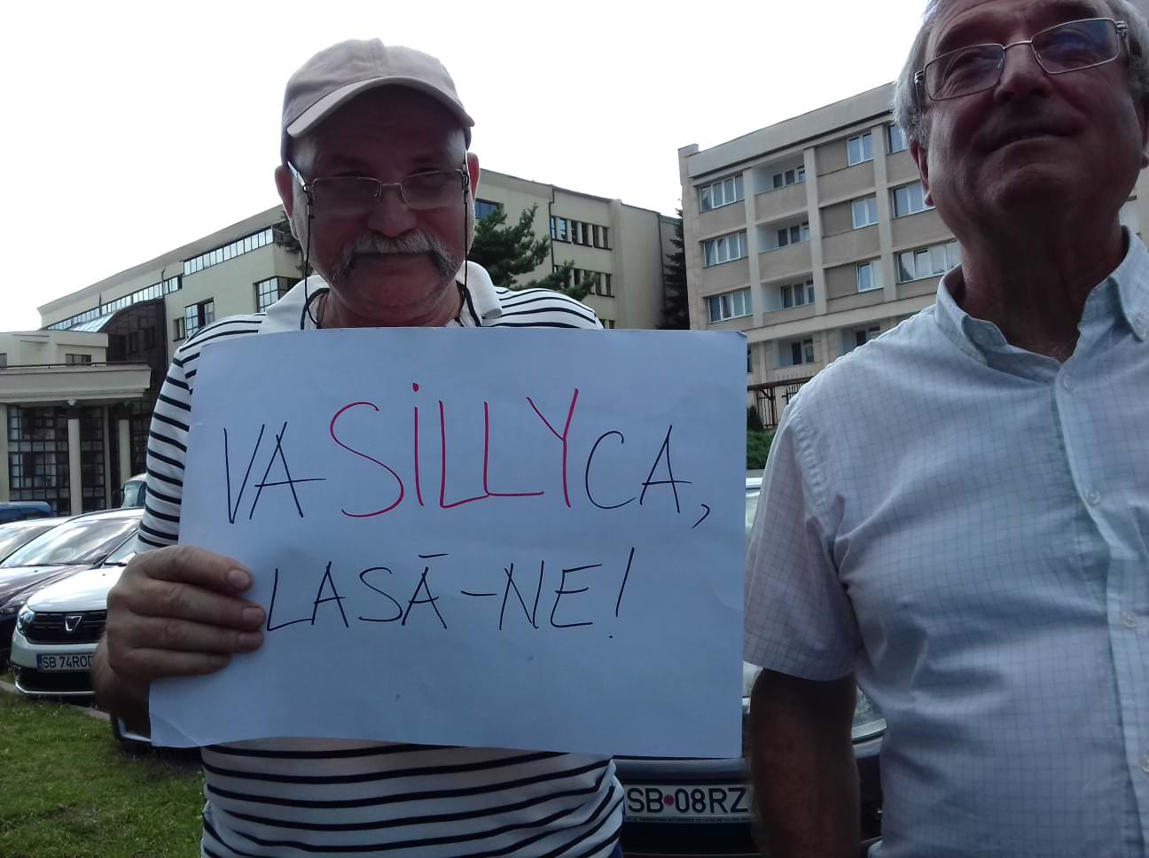 video foto - premierul viorica dăncilă şi cei patru miniştri veniţi la sibiu, huiduiţi de protestari