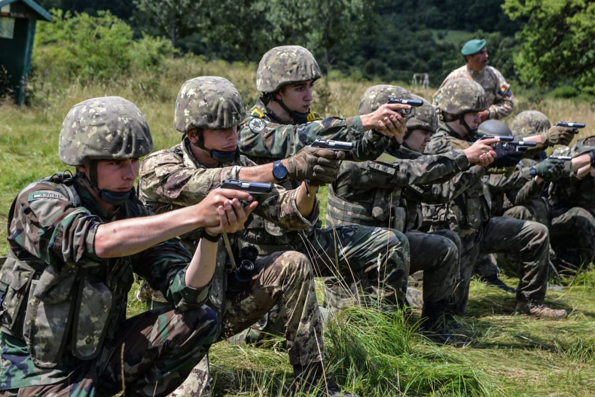 foto concurenţă record la academia militară din sibiu - 14 candidaţi pe un loc