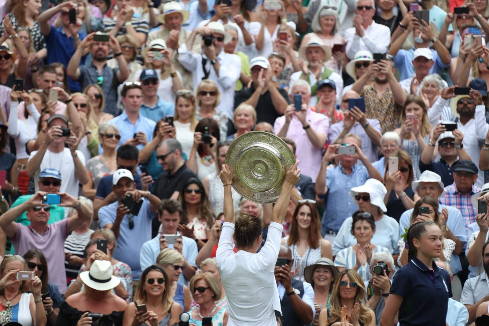 VIDEO - FOTO Simona Halep după triumful de la Wimbledon - Cuvinte emoționante și imagini pentru istorie!