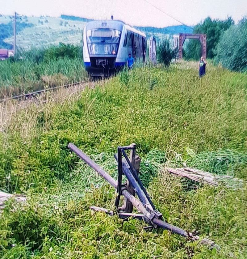 EXCLUSIV FOTO – Căruță lovită de tren între Avrig și Sibiu. O persoană rănită