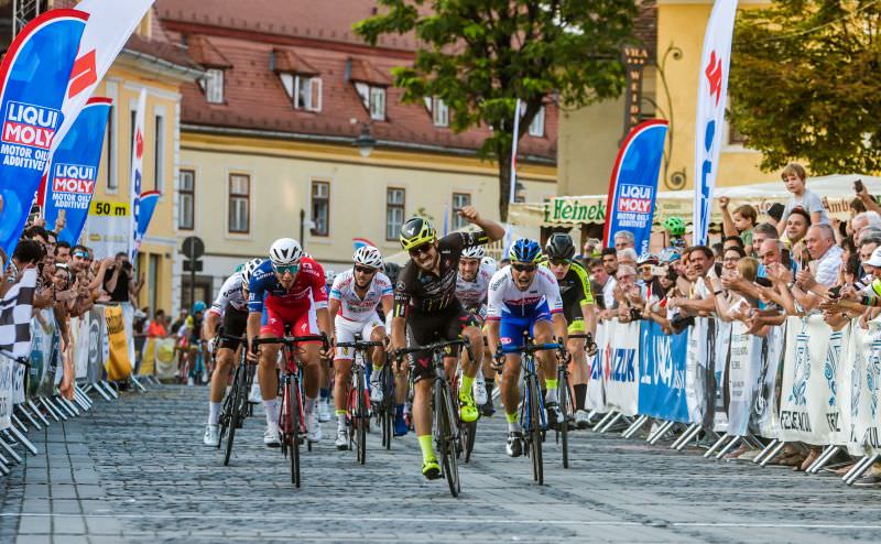 cicliştii de la turul sibiului curăţă voluntar pista de biciclete din muzeul în aer liber