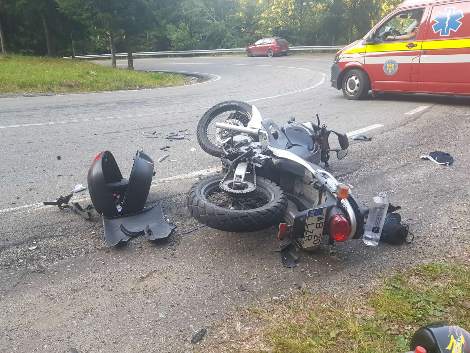 foto - motocicliști loviți în plin de o mașină pe transfăgărășan