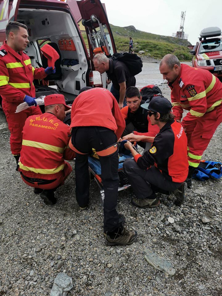 foto - turistă din australia rănită la bâlea lac - salvamontiștii au dus-o cu targa la ambulanță