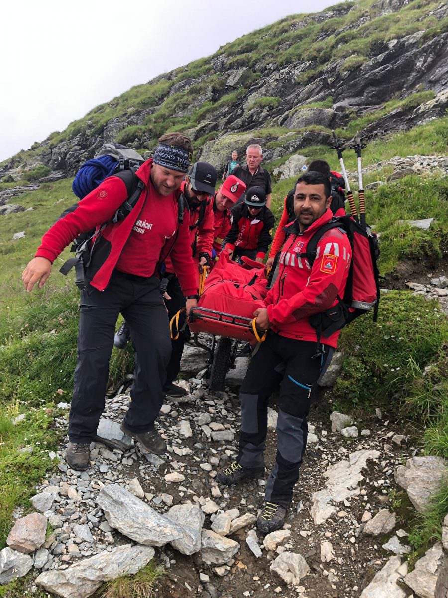 foto - turistă din australia rănită la bâlea lac - salvamontiștii au dus-o cu targa la ambulanță