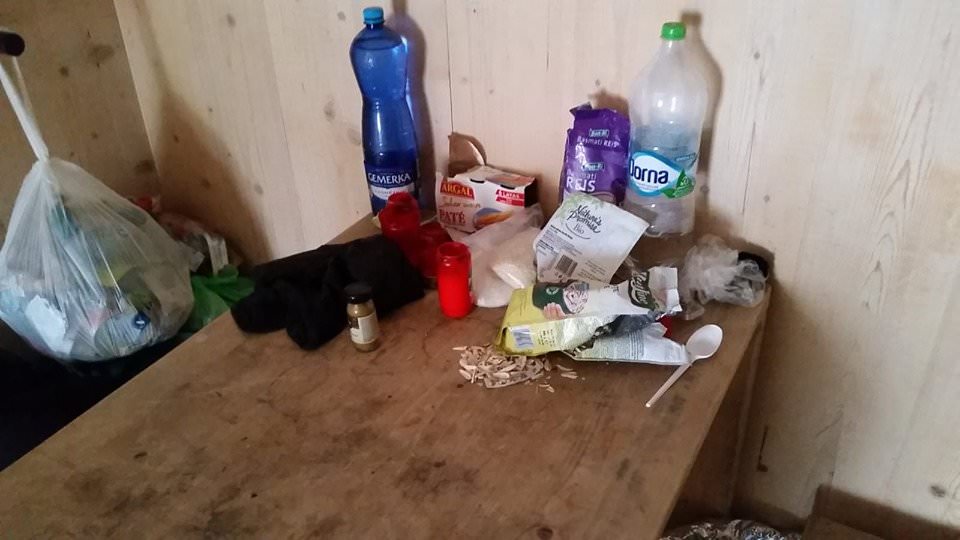 FOTO Refugiul Călțun plin cu gunoaie - Salvamontiștii: „Unii turiști nu au educație”