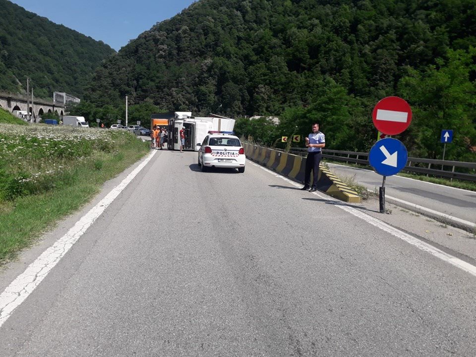 FOTO Tir răsturnat pe Valea Oltului - Sensul Sibiu - Vâlcea, blocat