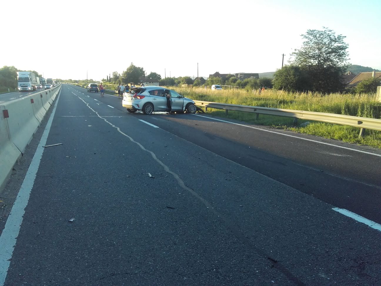 UPDATE FOTO Trafic blocat la Veștem - O mașină s-a răsturnat pe drum