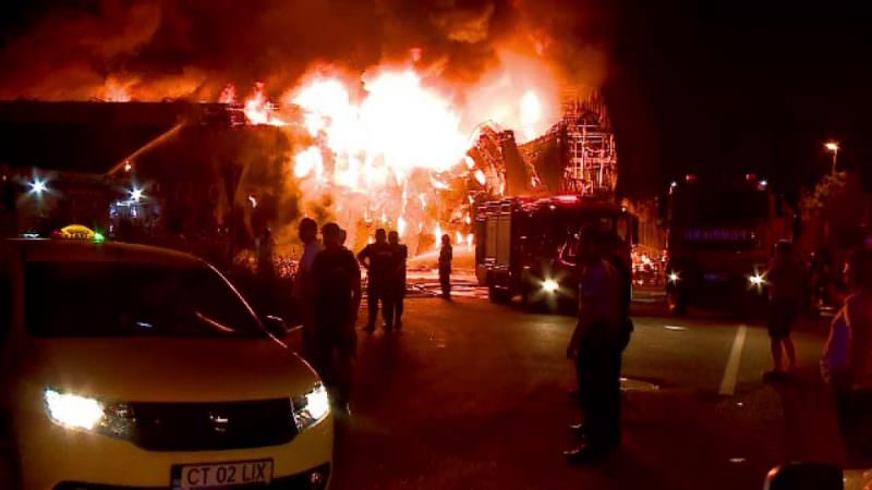 FOTO VIDEO - Incendiu la un club de fițe din Mamaia. S-a făcut scrum