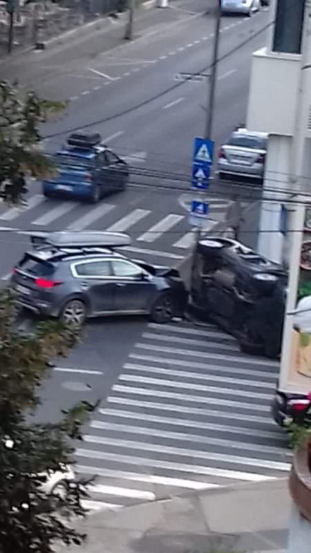 foto video accident pe bulevardul victoriei. o mașină răsturnată