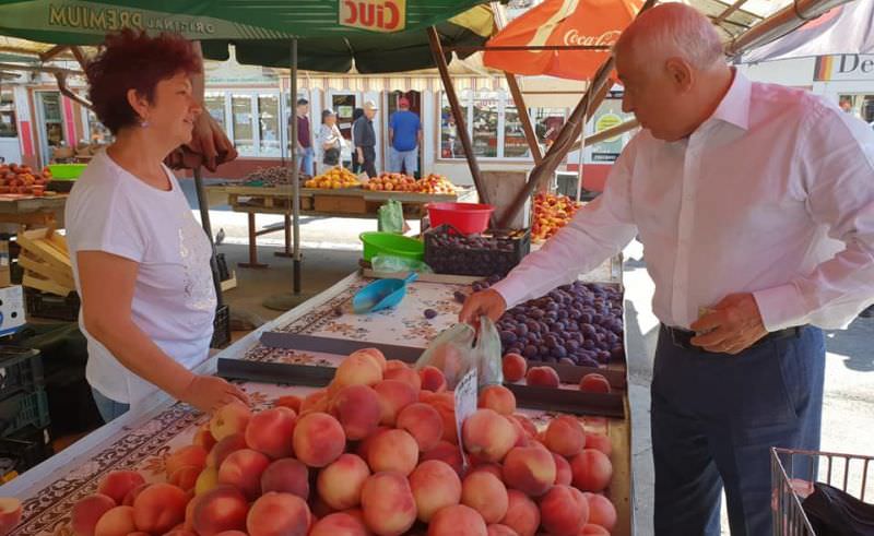 foto - ministrul petre daea în vizită la piața cibin. nu a plecat cu mâna goală