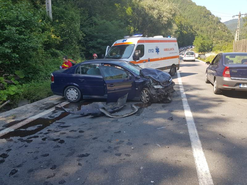 update video foto - microbuz răsturnat pe valea oltului. treisprezece persoane sunt rănite