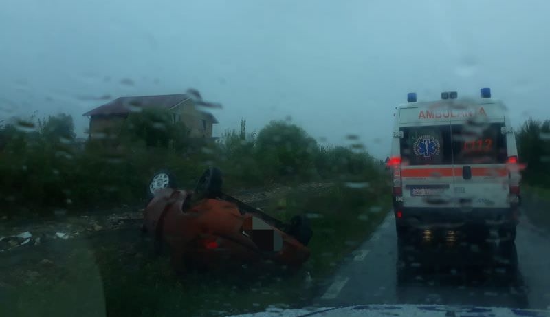 FOTO - Autoturism răsturnat între Cisnădie și Șelimbăr. O șoferiță a mers cu viteză prea mare